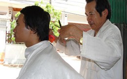 Cắt tóc, bơm xe nuôi bốn con thành thạc sĩ