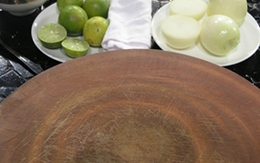 Mẹo khử mùi cho thớt 