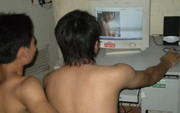 Bị bắt vì... khỏa thân xem phim "nóng"