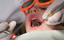 Đi nhổ răng suýt mất cả tay