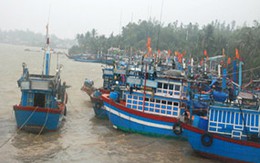 Trực thăng tham gia tìm kiếm 9 ngư dân mất tích