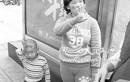 Thản nhiên dắt con ra đường bán