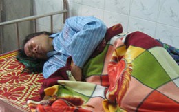 Bất lực nhìn con bị lũ cuốn