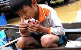 Báo GĐ&XH quyên góp ủng hộ đồng bào lũ lụt 