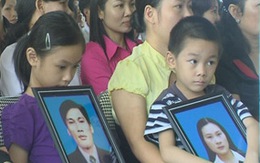 Nhói lòng 2 đứa trẻ mất cha mẹ vì "xe điên"