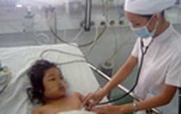 Cô bé bị ong độc đốt hơn trăm vết 