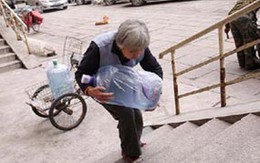 Cụ bà 70 tuổi đi giao nước khoáng