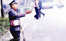 Ăn mày làm... cảnh sát giao thông