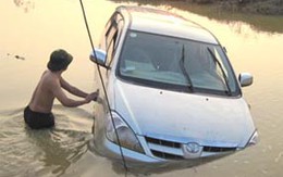 Trục vớt xe Innova bị lũ cuốn trôi