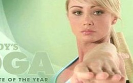Người mẫu khoả thân biểu diễn Yoga