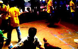 "Đỏ đen" nơi biên giới (2): Tiền, gà và... thác loạn