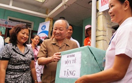 Bộ trưởng Nguyễn Quốc Triệu thăm và tặng quà cho bệnh nhân vùng lũ Quảng Bình