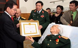 Đại tướng Võ Nguyên Giáp nhận Huy hiệu 70 năm tuổi Đảng