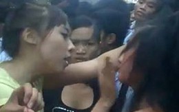 Nữ sinh bị lột áo đã trả thù, bắt bạn quỳ