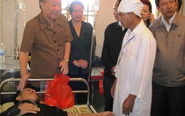 Bộ trưởng Nguyễn Quốc Triệu thăm và tặng quà bệnh nhân vùng lũ Hà Tĩnh