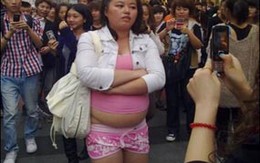 Thiếu nữ cố tình khoe bụng bự trên phố