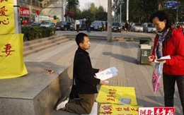 Quỳ dưới đường bán mình cứu vợ