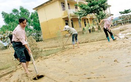 Hương Khê- Hà Tĩnh: Oằn mình dọn lũ