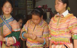 Thay nhau trông con gái lớn vì sợ mất tích