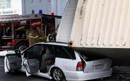 Xe tải đè bẹp dúm xế hộp