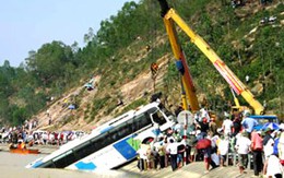 Xe khách chết máy khi băng lũ, hơn 20 người suýt chết