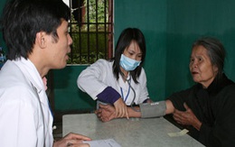 Thắp đèn khám bệnh cho dân