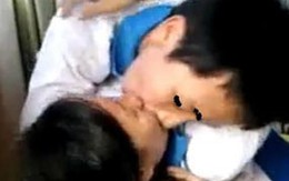HS cấp 2 đắm đuối hôn nhau ở lớp