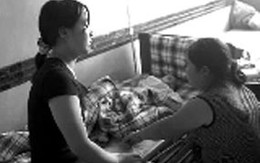 Bé 2 tuổi bị mẹ kế đâm vào vùng kín