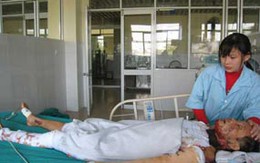 Cảnh cơ cực của cô gái có mẹ bỏng toàn thân
