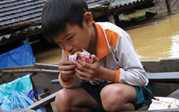 Cách chức chủ tịch xã bỏ dân trong lũ
