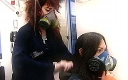 Đeo mặt nạ phòng độc ngồi ép tóc
