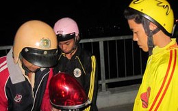 Giả tâm thần, vác bụng bầu, bồng con đi "bão"