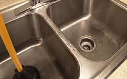 Y tá đi vệ sinh trong... bồn rửa bát 