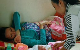 Ai đã cắt rốn cho em bé bị mẹ đẻ rơi?