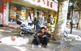 Bố ăn nhậu bỏ mặc con 1 tuổi ăn xin