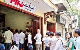 Chuyện ảnh: Ăn phở kiểu bao cấp