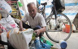 Cụ già lượm ve chai ủng hộ miền Trung tất cả tài sản