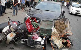 Xe Altis gây tai nạn liên hoàn, hất người lên capô