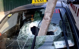 Hoảng hồn thanh thép 5m đâm thủng taxi