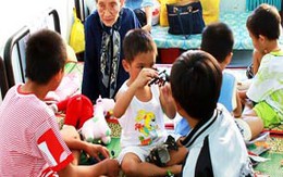 Bà ngoại rơi lệ khi gặp 2 đứa cháu bị thương tích