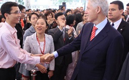 Cựu Tổng thống Bill Clinton trò chuyện với SV tại Hà Nội