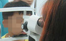 Bé 1 tuổi suýt mù vì đồ chơi đập vào mắt