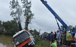 Lũ cuốn xe khách, 30 người hút chết
