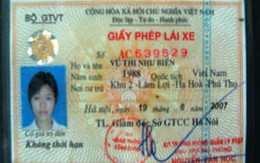 Giấy phép lái xe làm bằng nhựa và thêm phần tiếng Anh