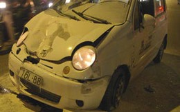 Taxi 'điên' đâm liên hoàn, bé 8 tháng tuổi văng khỏi xe