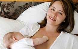 Sữa tăng giá liên tục, lỗi tại các mẹ!
