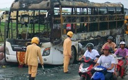 Xe khách đang đi bỗng cháy rụi, 33 người hút chết