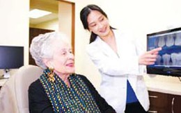 Người già có nên đánh răng hàng ngày?