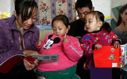 Bé "bụng bầu 10 tháng" trải qua 20 cuộc phẫu thuật