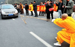Sư nữ kéo 6 ôtô nặng gần 9 tấn